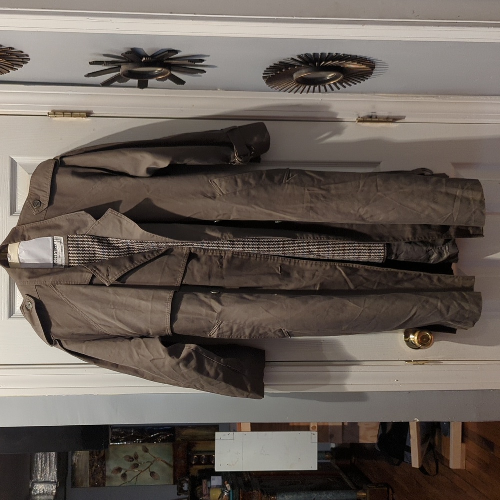 Still has life, All seasons women's olive overcoat, size 8 (fits like a 14-16)